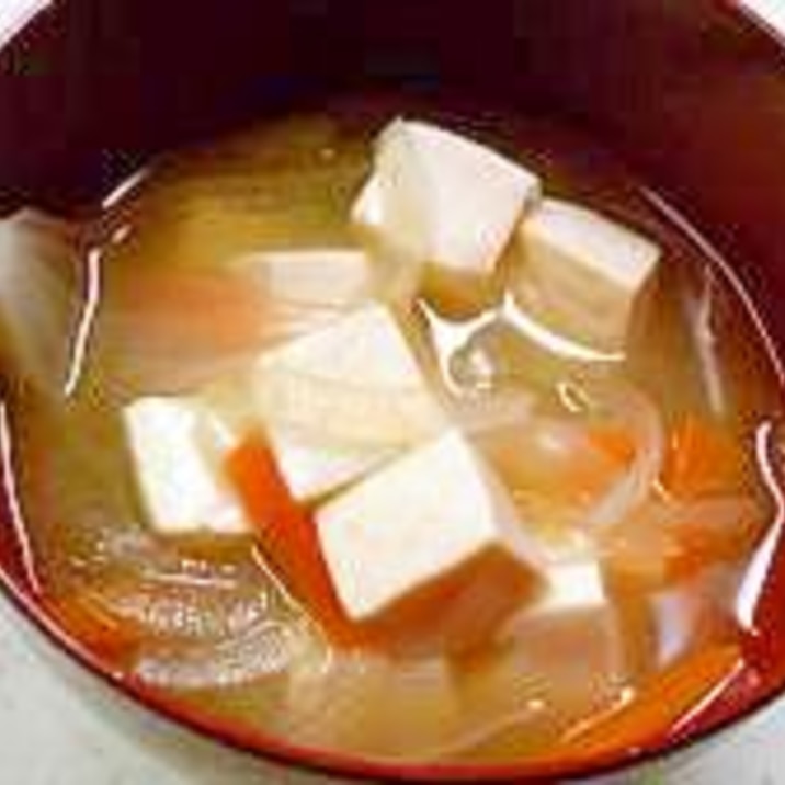 豆腐と玉ねぎと人参の味噌汁